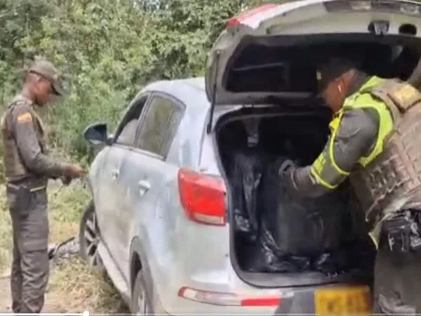 El conductor del vehículo tipo camioneta terminó adentrándose en una zona boscosa en donde chocó con otro automotor; en su interior habían varios kilos de marihuana.