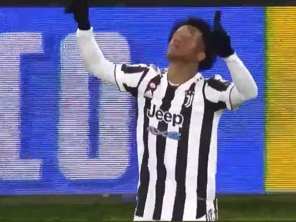Con un gol olímpico Cuadrado abrió él marcador para la victoria de la Juventus