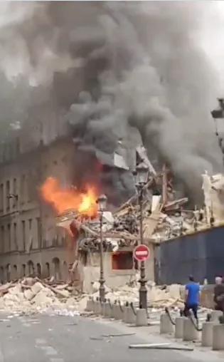 Explosión por acumulación de gas en un edificio en París, provocó que se derumbara
