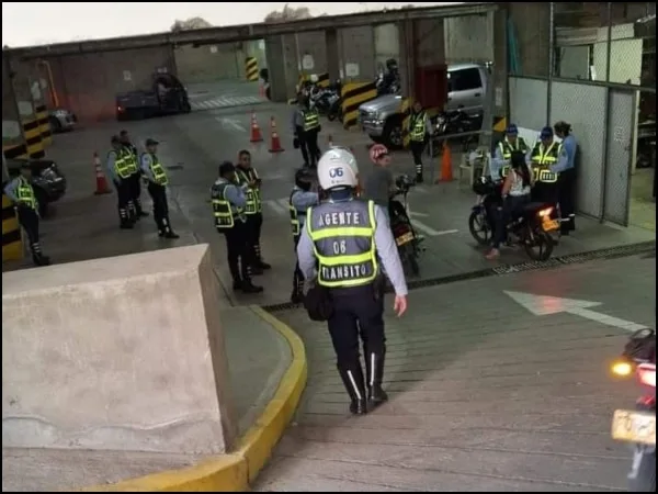 Ni en un centro comercial ni en la Alcaldía de Cali: polémica por foto de agentes de Tránsito en un sótano