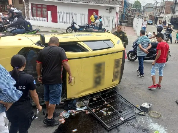 Iría 'volando' el taxi que se accidentó en la Av. Ciudad de Cali: aceite, gorra y hasta una parrilla quedaron en la vía