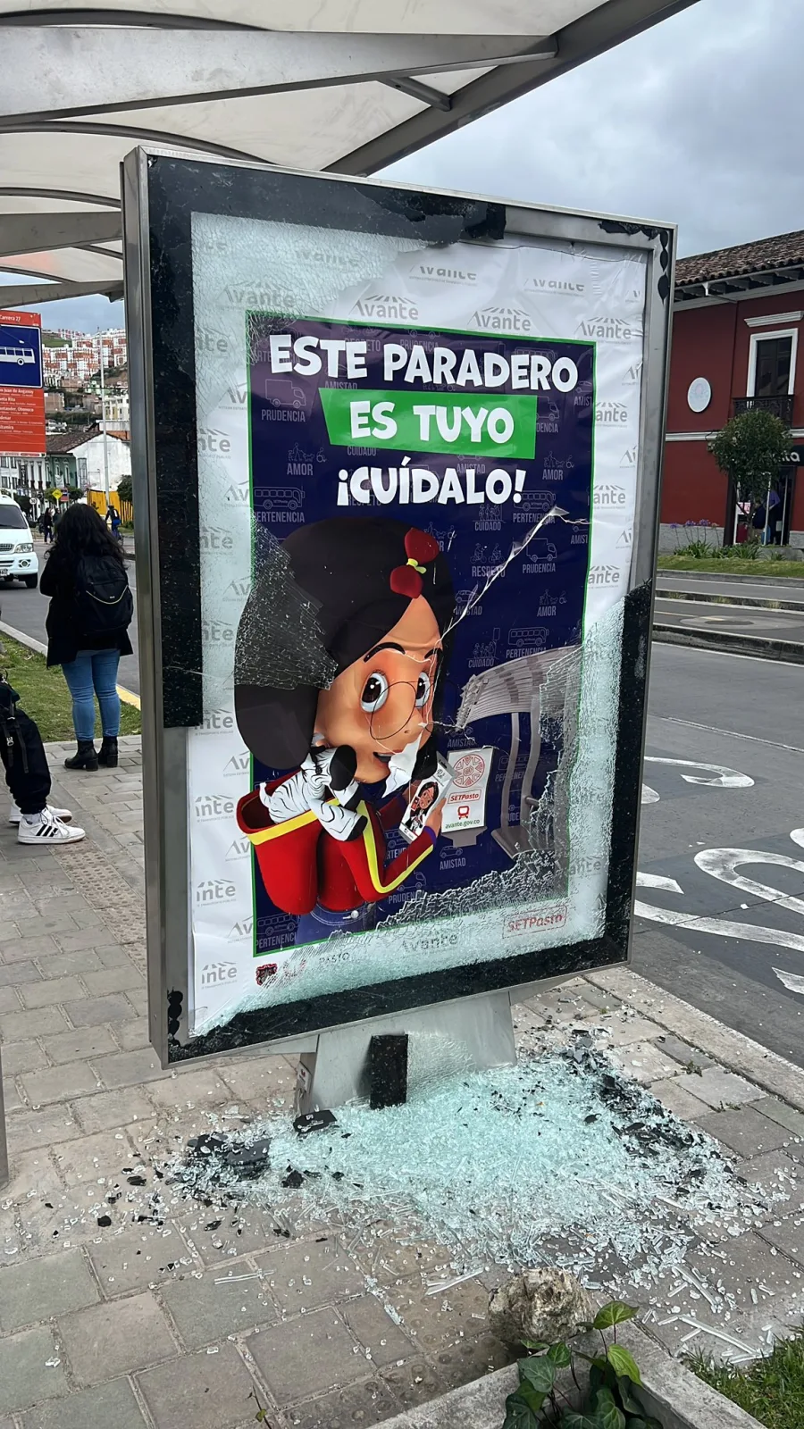 En Pasto dañaron paradero de buses de la carrera 27