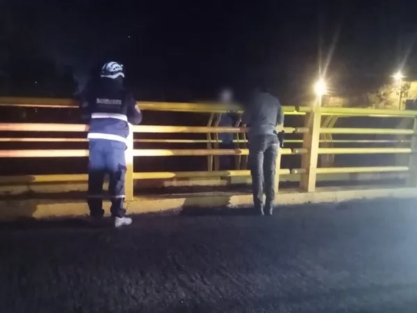 Bomberos de Ipiales evitaron que un ciudadano se lanzara del Puente de Rumichaca