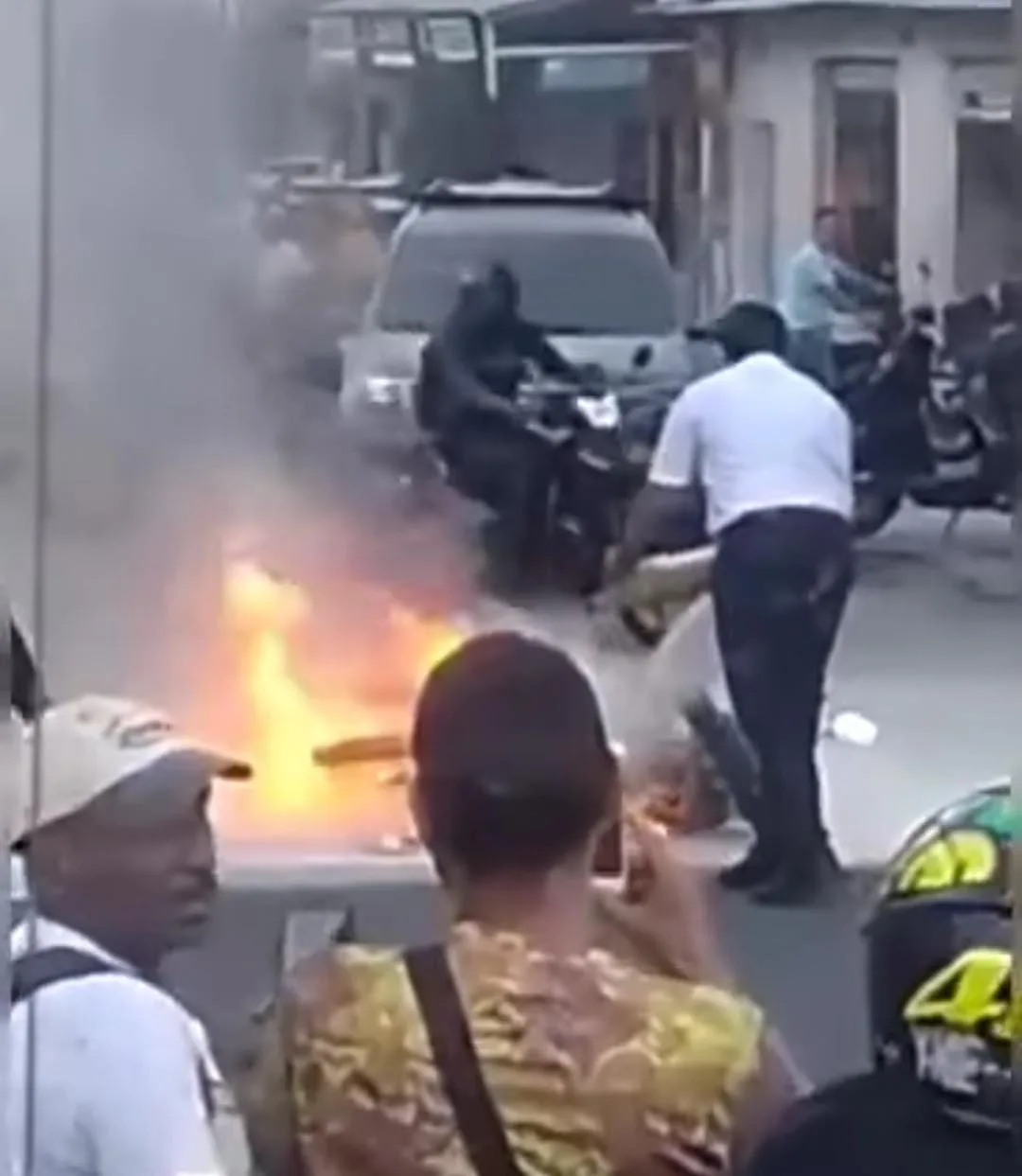 "No todo es malo", resaltaron labor de conductores del MIO que apagaron incendio en medio de la carretera