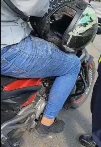 Malestar por agente de Tránsito que "interrogó y cuestionó" a motociclista por plataforma de Movilidad, en Cali