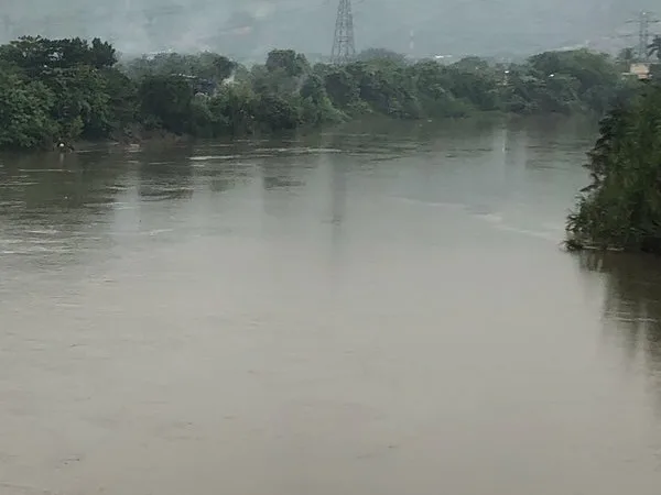 lanzó a su hijo al río Cauca en Cali