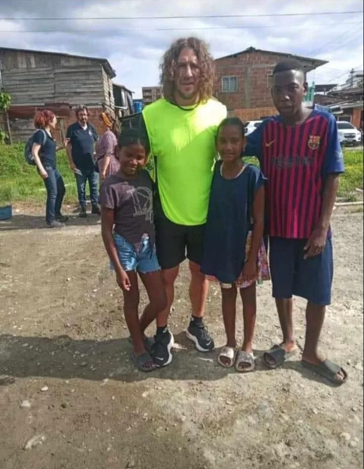 "Es un mensaje de esperanza": La leyenda del fútbol Carles Puyol en Buenaventura