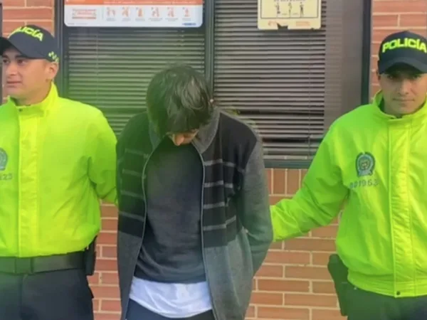 Cantante de rock capturado en Bogotá acusado de abusar de mujeres