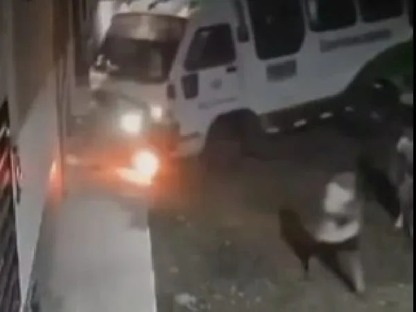 Niños se salvaron de ser atropellados por buseta en Florencia, Caquetá.