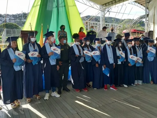 Jóvenes que hacían parte del tratamiento integral de pandillas lograron su sueño de graduarse