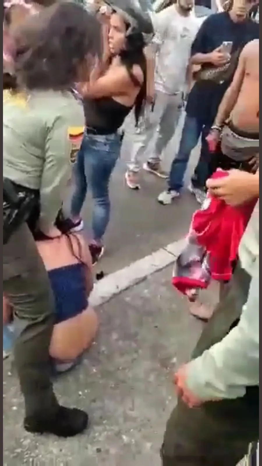 mechoneada en Montenegro patrullera y mujer