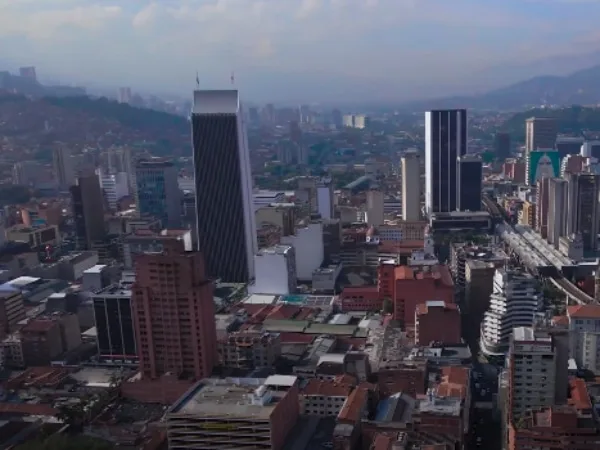 Hallan a otro extranjero muerto en una casa en Medellín.