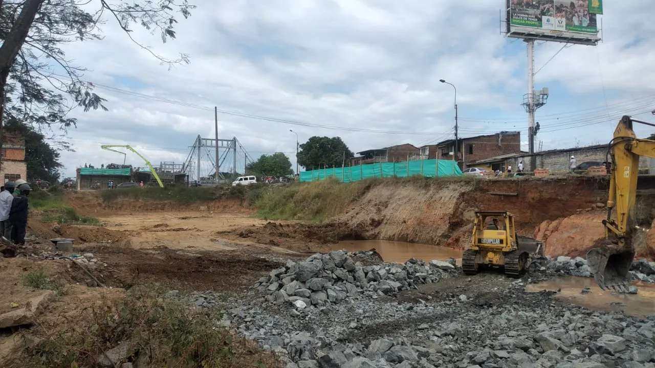 Daño de tubo de agua en Juanchito, ha generado fuertes trancones