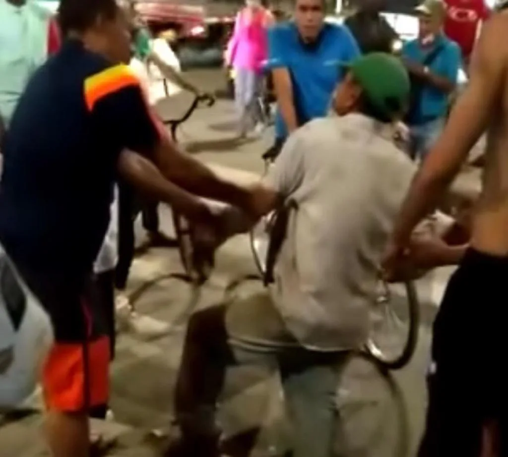 hombre cortándose