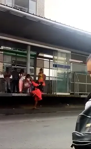 Los colados en el Mio, un problema de todos los días, esta vez personas Embera hasta con niños en brazos