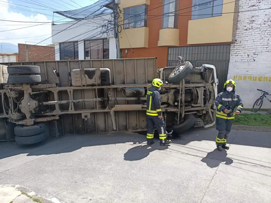 camión volcado en Pasto