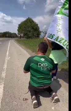 hincha del Deportivo Cali se fue de rodillas a Buga