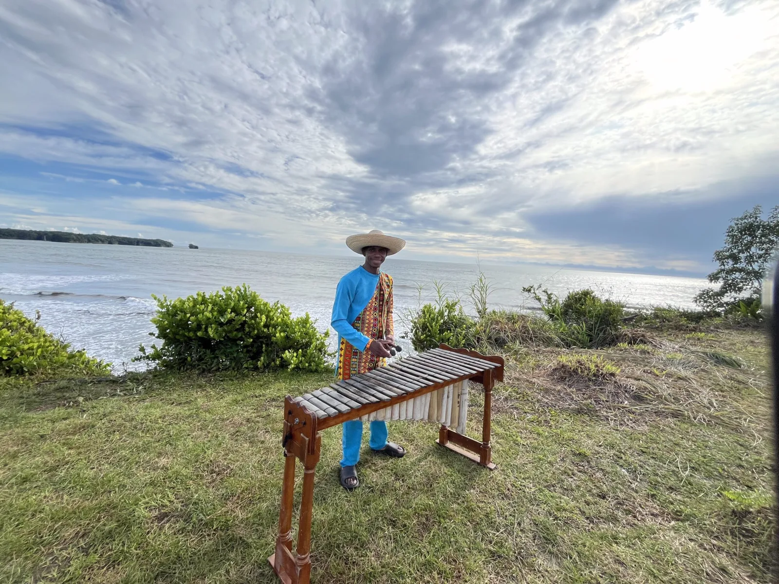 La marimba es el instrumento insignia del Pacífico colombiano, a su vez, es el encargado de llevar una conversación sonora con las ballenas para despedirlas. Foto: Juan Cuesta.