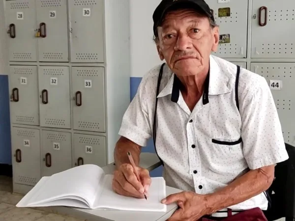 !Nunca es Tarde! : don Jesús Samboní superó la vida en la calle y con gran motivación esta terminando el bachillerato a sus 62 años.