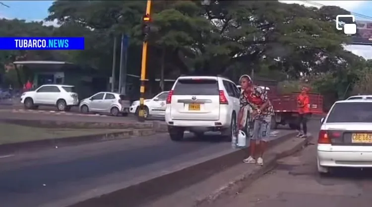Camionetas por el carril del MIO, motos parqueadas en las vías; _¿pasándose a las autoridades por la
