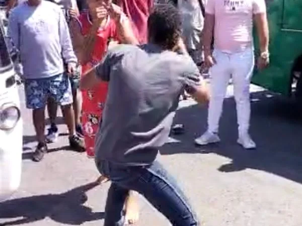 Vía pública de Soledad convertida en 'ring de pelea', luego que motocarristas se fueran a los golpes