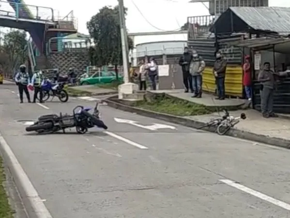 Otro accidente en la vía Panamericana en Pasto; agente de tránsito y ciclista chocaron, ambos resultaron lesionados