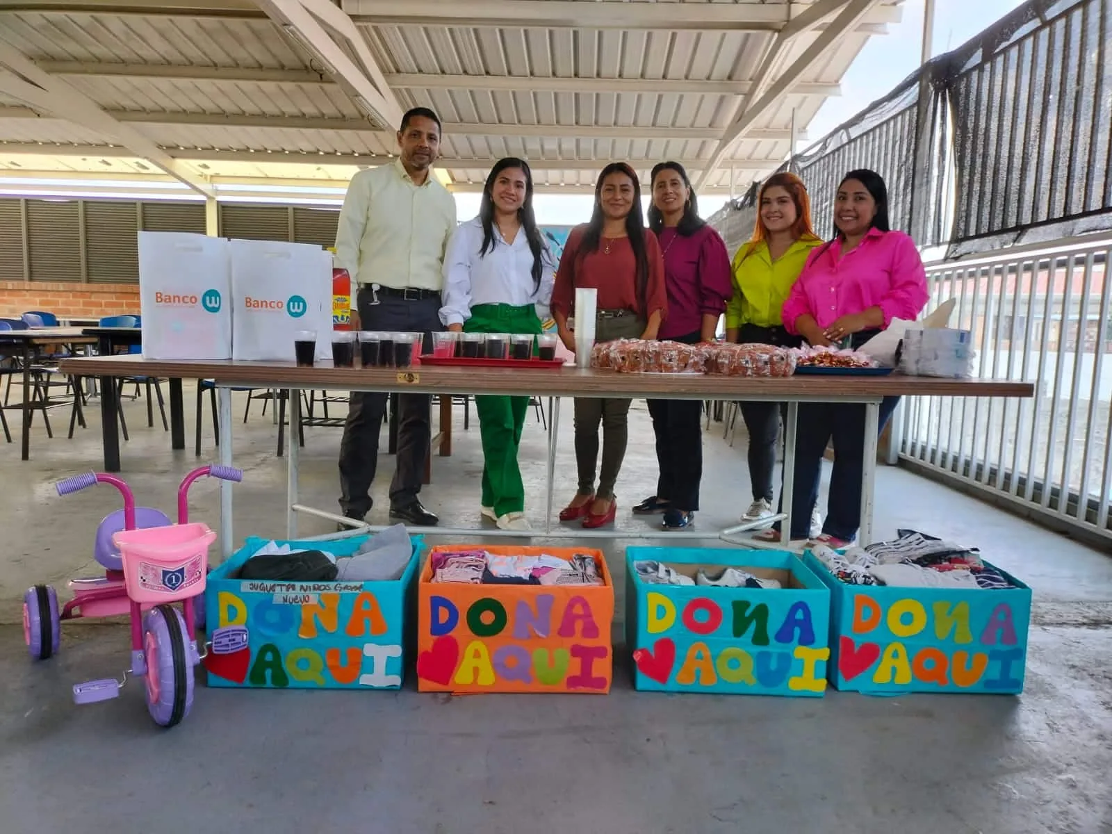 Colaboradores del Banco W visitaron Asodisvalle para entregar las donaciones, dinero, ropa y juguetes. Foto: suministrada.