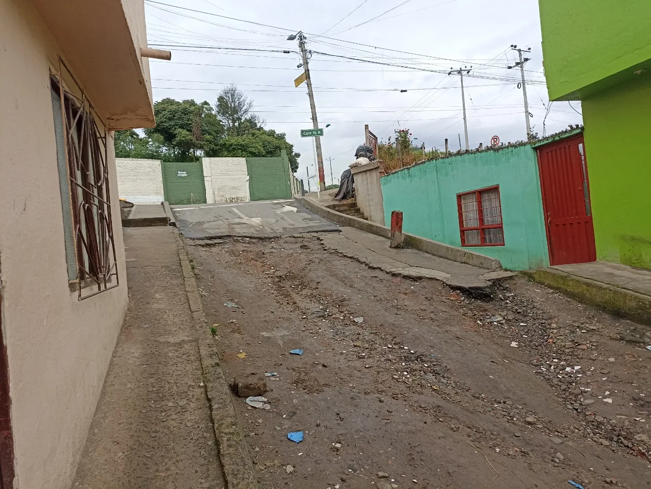 Entrada de vehículos pesados a la plaza de mercado El potrerillo