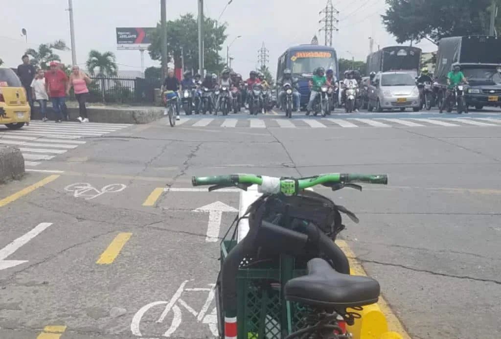 "Una batalla frente a frente" en la cicloruta, complejidades de la movilidad en Cali