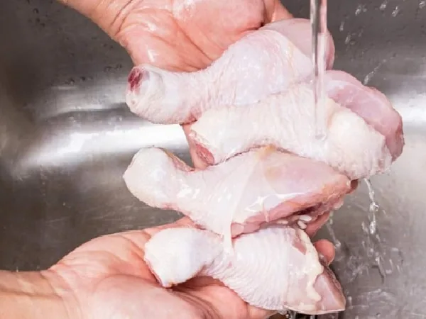 Pollo crudo.