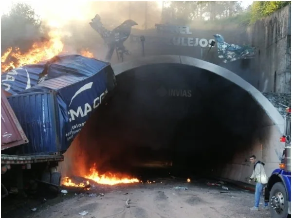Grave accidente en la vía La Línea: explosión de tractomula deja un muerto