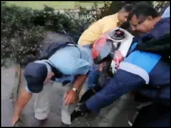 Motociclistas y transeúntes se unieron a retirar la rama que cayó a una vía en Cali: "No todo es malo", dicen