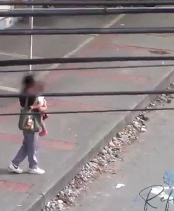 pareja con una bebé pidiendo limosna