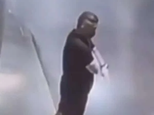Hombre que esquivó lámina de techo que por poco le cae en la cabeza.