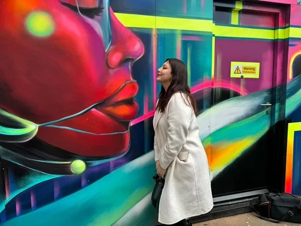 Jhoana, la colombiana que logró plasmar su arte en uno de los murales más destacados de Inglaterra