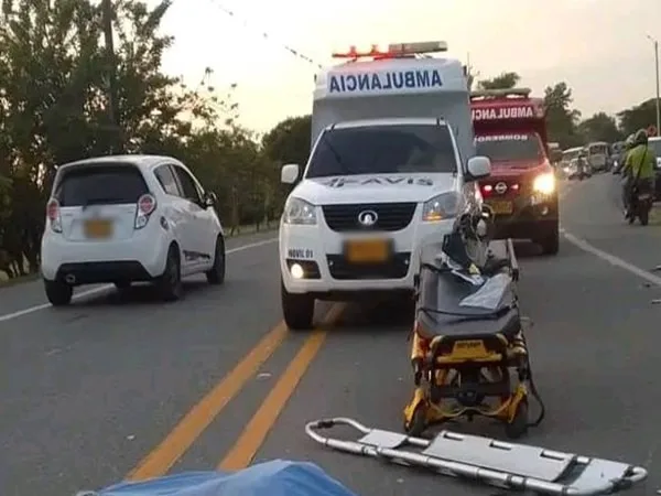 Ambulancias Avis y Bomberos llegaron al sitio para atender la emergencia pero producto del choque de las motos, los dos conductores murieron