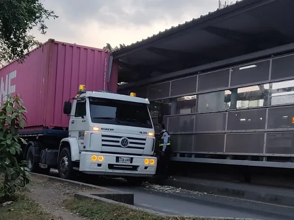 Otro camión de carga causó daños en estación del MIO, se metió al carril exclusivo