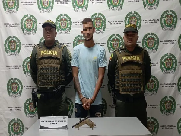 Alias "Brailon, capturado en la calle portando un arma pero tenía casa por cárcel y 12 antecedentes por el mismo delito
