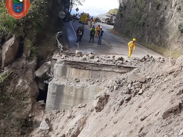 Derrumbe dañó el puente Aguada en la Panamericana, pero la vía alterna es angosta y está en mal estado