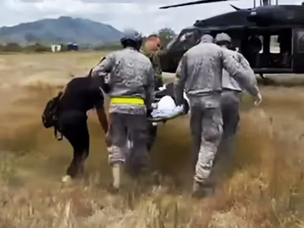 Según la información, los enfermeros de la Fuerza Pública atendieron a la niña, quien tuvo que ser sacada de la zona en un helicóptero en medio de combates.