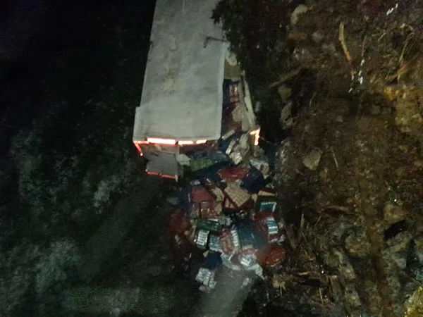 Vehículo que transportaba carnes frías se fue al abismo en ‘El Trampolín de la Muerte’