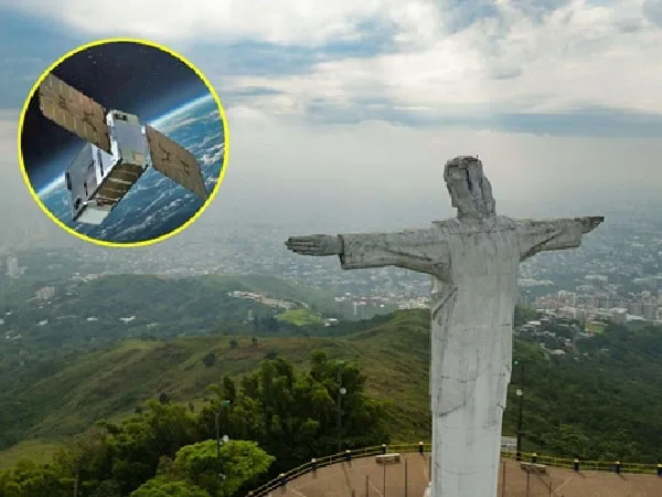 Cristo Rey y satélite en el espacio.