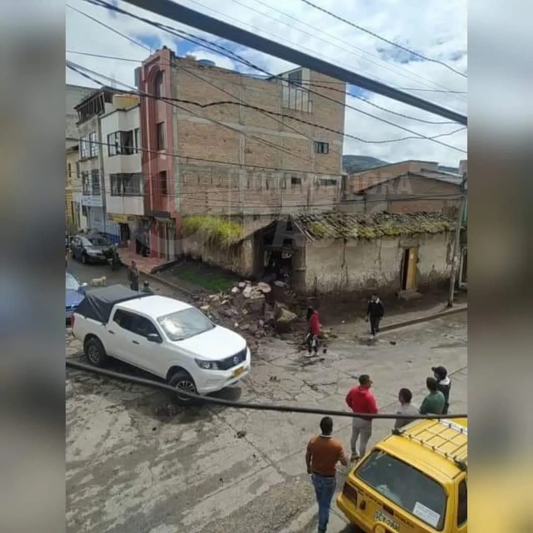 Vivienda de tapia colapso debido al fuerte temblor de este lunes en Tuquerres