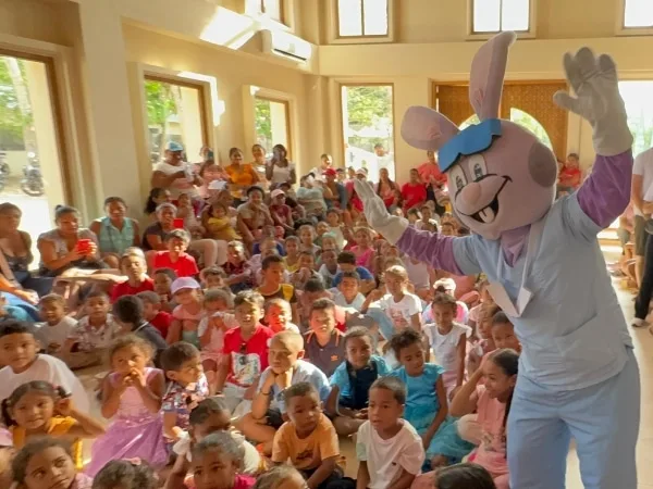 Dr. Muelitas, de Colgate, visitó a niños de San Antero Córdoba; regaló 'kits'de limpieza bucal y le hicieron una promesa