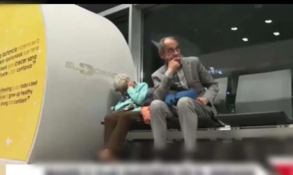 Los adultos mayores, madre e hijo, que "viven" en las sillas del aeropuerto en Bogotá