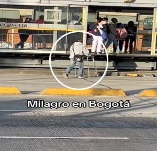 La viral "recuperación milagrosa" del hombre en caminador colándose en el Transmilenio
