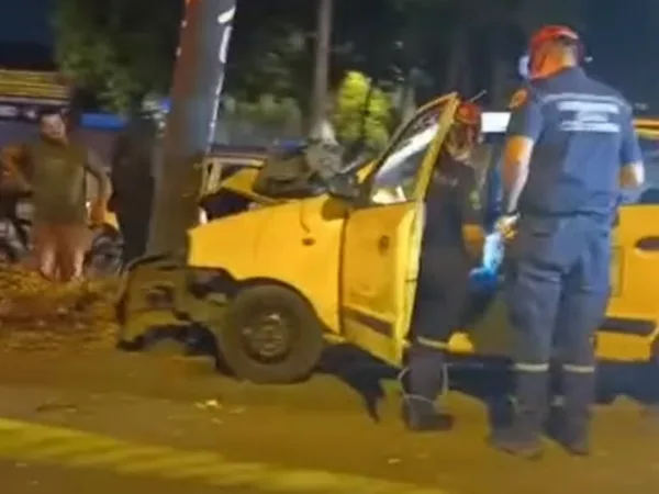Fatal desenlace: en Cali taxista chocó contra un poste y murió