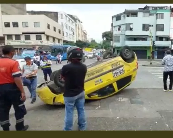 Un carro chocó contra un árbol y un taxi volcado: más de 500 accidentes van en Cali este 2023
