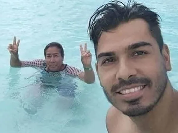 Joven llevó a su mamá de vacaciones, en vez de una amiga.