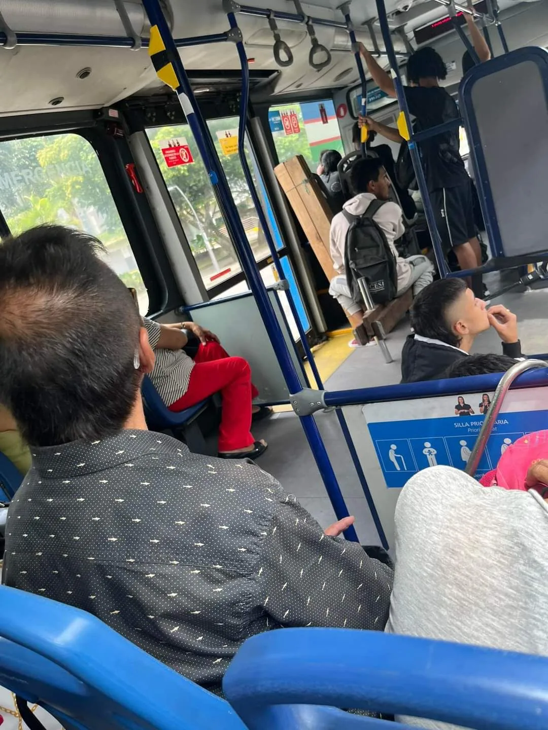 "Va uno con miedo", miles de usuarios afectados por "los males" del MIO en Cali